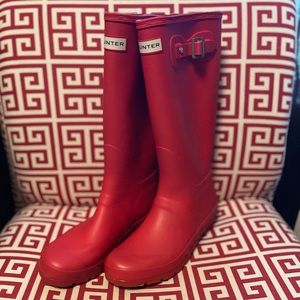 Women’s Hunter rain boots.